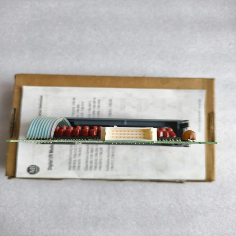 Allen-Bradley 1746-OB16 SLC 500 16-Point 24V DC Source Output Module thumbnail 7122